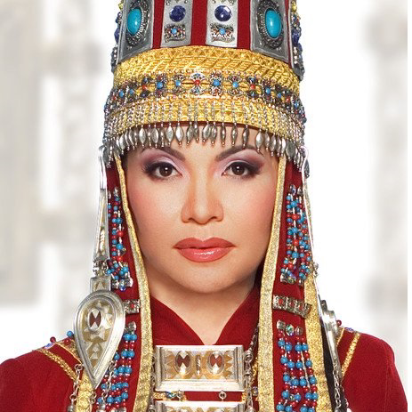 Әншілердің кеуделері