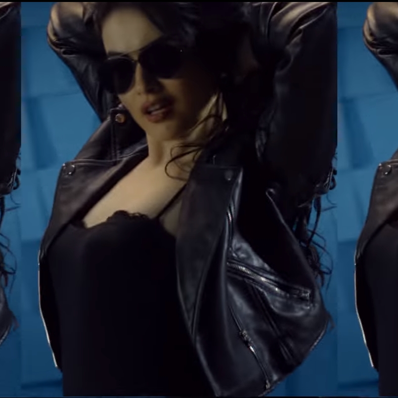 Қара әйелдердің сүті бар үлкен кеуделер