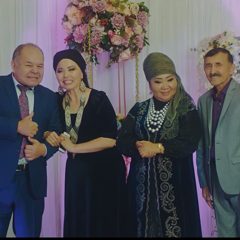 Бейтаныс жігіт жігітті ұрып жіберді Бейтаныс жігіт жігітті ұрып жіберді