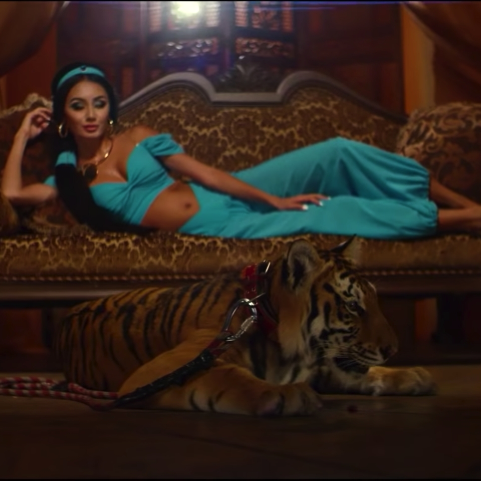 Ол одан ішке кірмеуін өтінді.